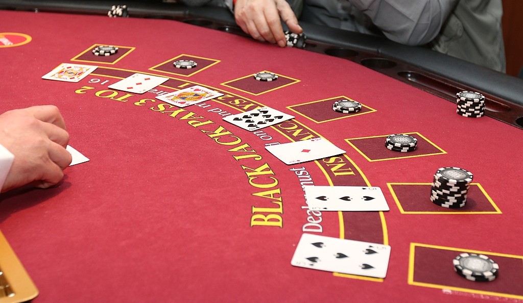 Živá hra Ultimate Holďem Ruleta a BlackJack Poker